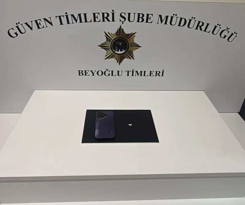 Beyoğlu'nda bankta unutulan cep telefonunu çalan hırsızın güvenlik kamerası görüntüsü