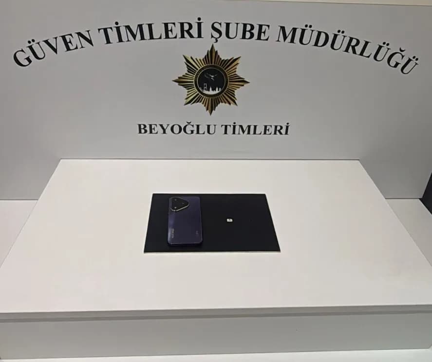 Beyoğlu'nda bankta unutulan cep telefonunu çalan hırsızın güvenlik kamerası görüntüsü