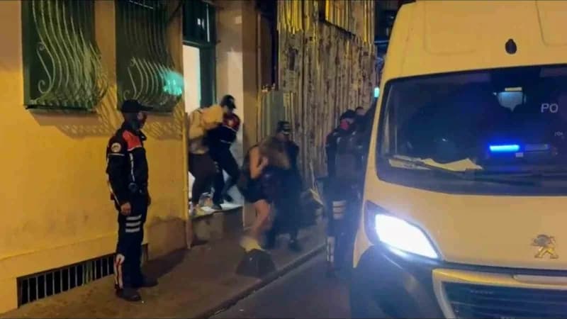 İstanbul Beyoğlu’nda dron destekli polis uygulamasında fuhuşa aracılık eden şahısların gözaltı işlemi