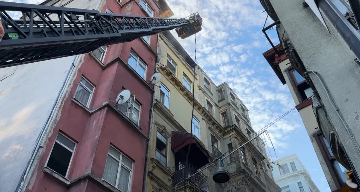 İtfaiye ekipleri hem çatıdan hem bina girişinden müdahale ederek yangını büyümeden söndürdü.