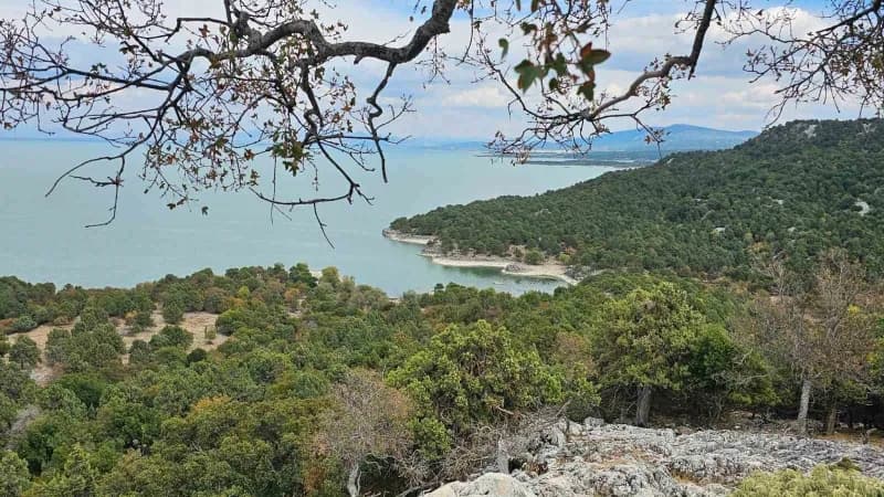 Türkiye’nin en büyük tatlı su Gölü olan Beyşehir Gölü’nde yer alan 33 adadan biri olan Hacıakif Adası, doğal güzellikler