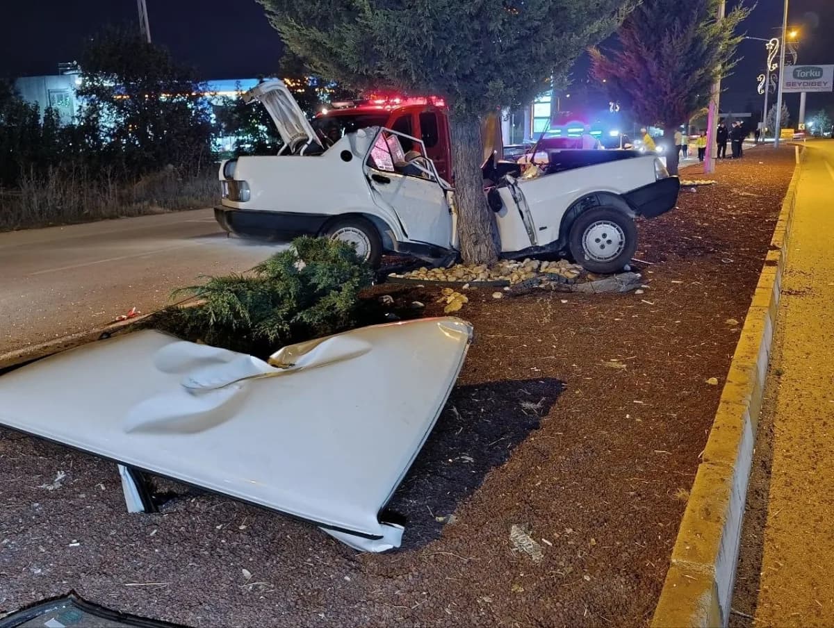 Konya’nın Beyşehir ilçesinde kontrolden çıkan TOFAŞ otomobilin refüjdeki ağaca çarparak ezilmesi sonucu yaşanan trafik k