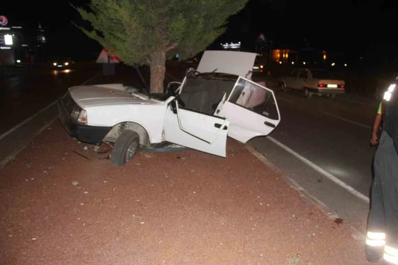 Konya’nın Beyşehir ilçesinde kontrolden çıkan TOFAŞ otomobilin refüjdeki ağaca çarparak ezilmesi sonucu yaşanan trafik k