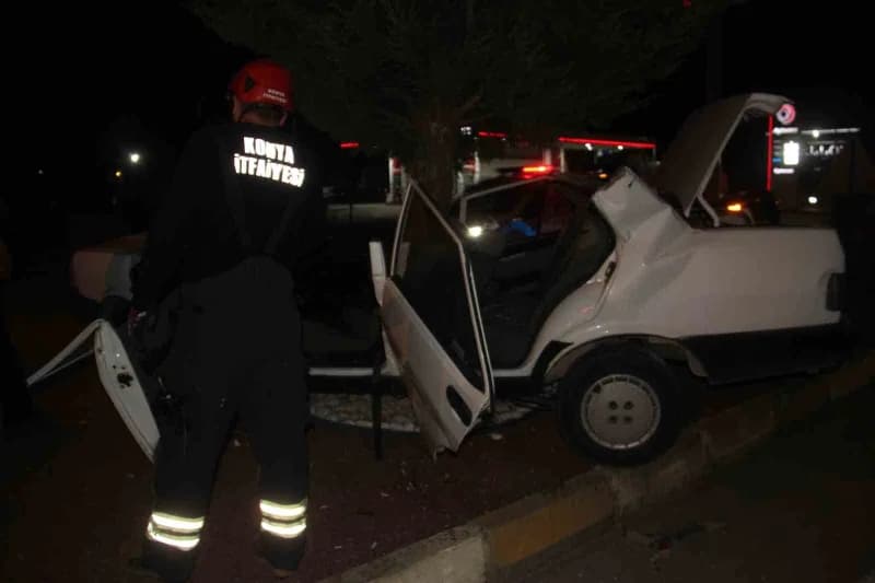 Konya’nın Beyşehir ilçesinde kontrolden çıkan TOFAŞ otomobilin refüjdeki ağaca çarparak ezilmesi sonucu yaşanan trafik k