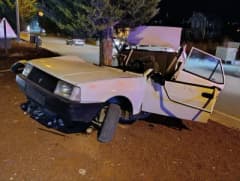 Konya Beyşehir’de ağaca çarpan TOFAŞ otomobilin kazadan sonraki hali