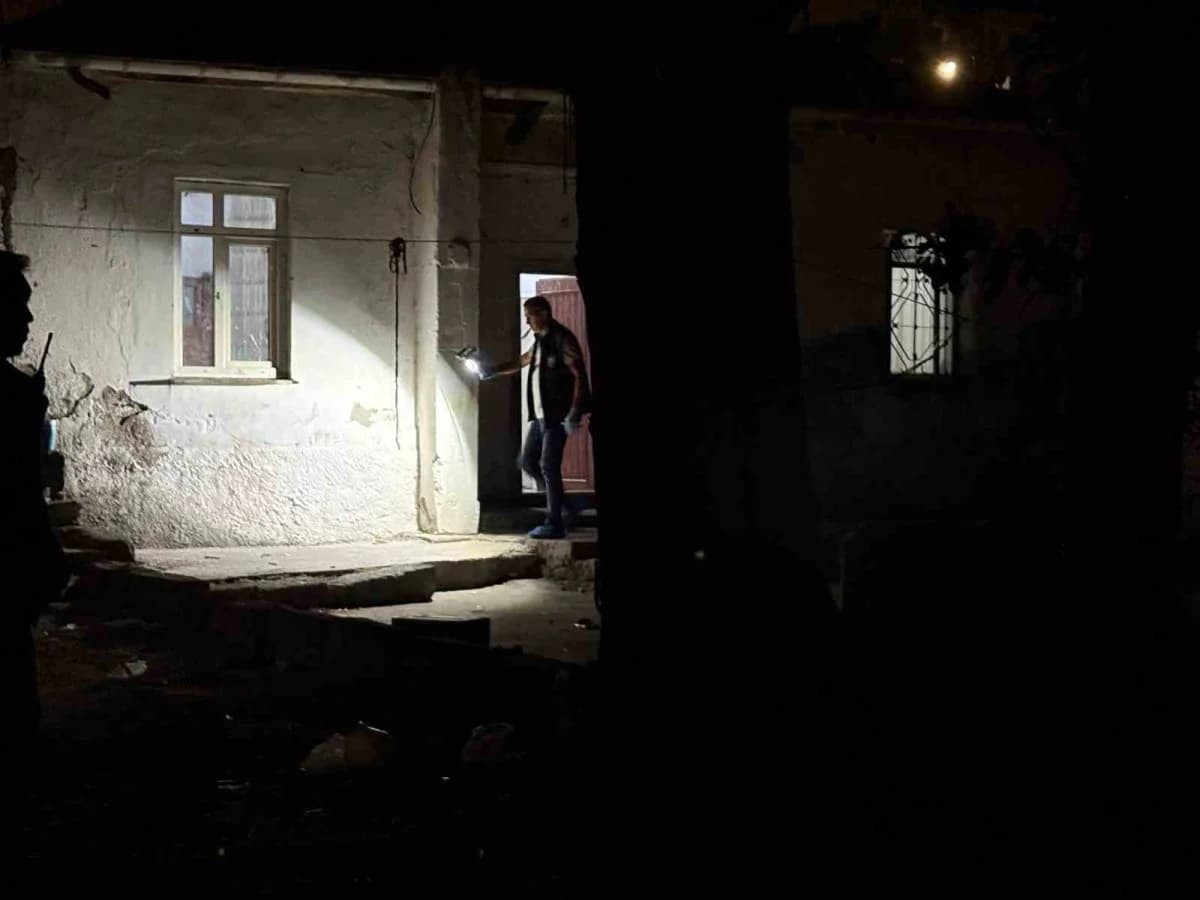 Kayseri’nin Melikgazi ilçesinde müstakil bir ikamette vücudunun çeşitli bölgelerinden yaralanan 12 yaşındaki yabancı uyr