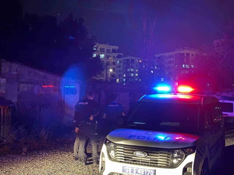 Kayseri’nin Melikgazi ilçesinde müstakil bir ikamette vücudunun çeşitli bölgelerinden yaralanan 12 yaşındaki yabancı uyr