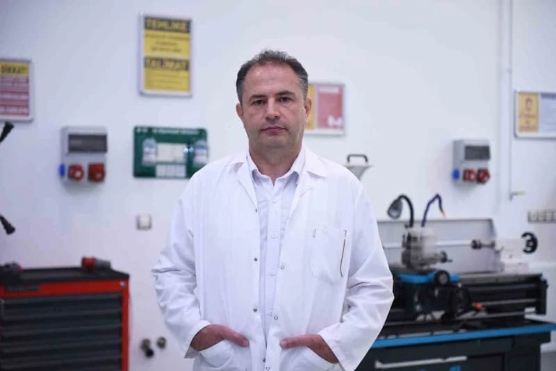 Hitit Üniversitesi’nde geliştirilen bıçaksız kuru gıda öğütme makinesi laboratuvar ortamında çalışırken