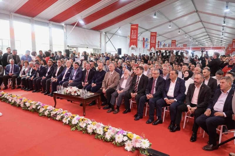 Program, toplu aile fotoğrafı ve kurdele kesimiyle sona erdi.