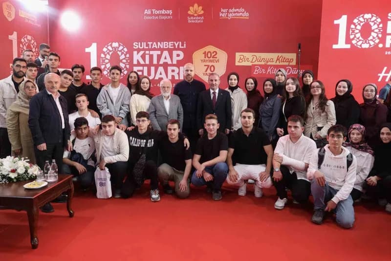 Program, toplu aile fotoğrafı ve kurdele kesimiyle sona erdi.