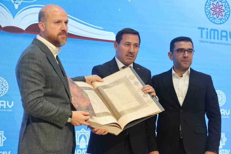 İlim Yayma Vakfı Mütevelli Heyeti Başkanı Necmeddin Bilal Erdoğan'a kur'an-i kerim hediye edildi
