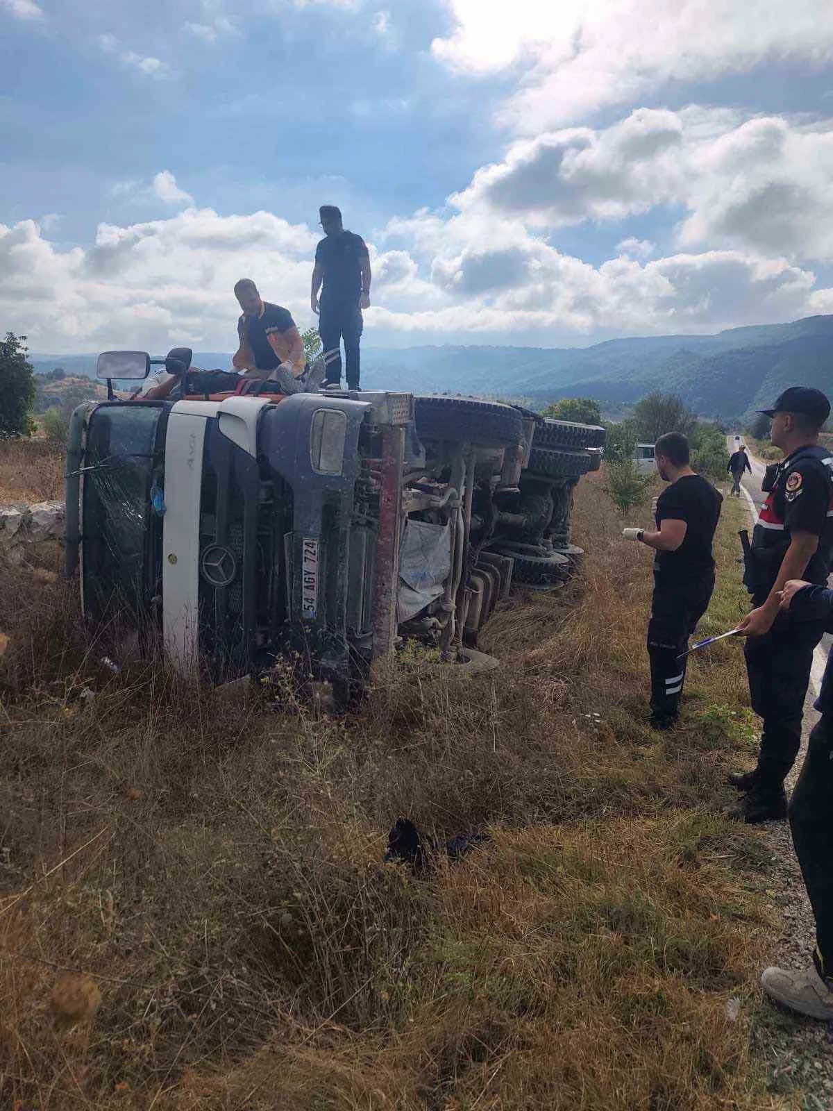 Seyir halinde kontrolden çıkan beton mikseri devrildi; 2 yaralı