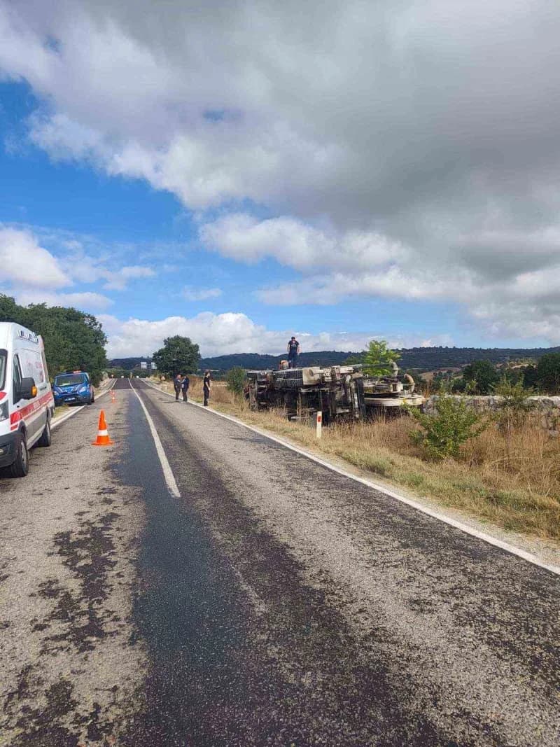 Seyir halinde kontrolden çıkan beton mikseri devrildi; 2 yaralı