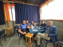 Bilecik Bozüyük ilçesinde polis ekipleri kıraathanelerde vatandaşlara güvenlik broşürü dağıtıyor