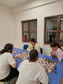 Bilecik Bozüyük'te çocukların katıldığı satranç kursundan bir görüntü