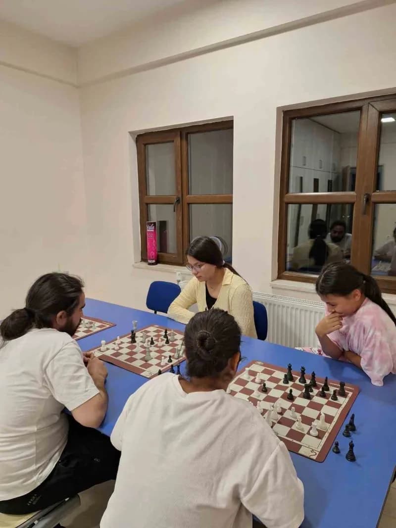 Bilecik Bozüyük'te çocukların katıldığı satranç kursundan bir görüntü
