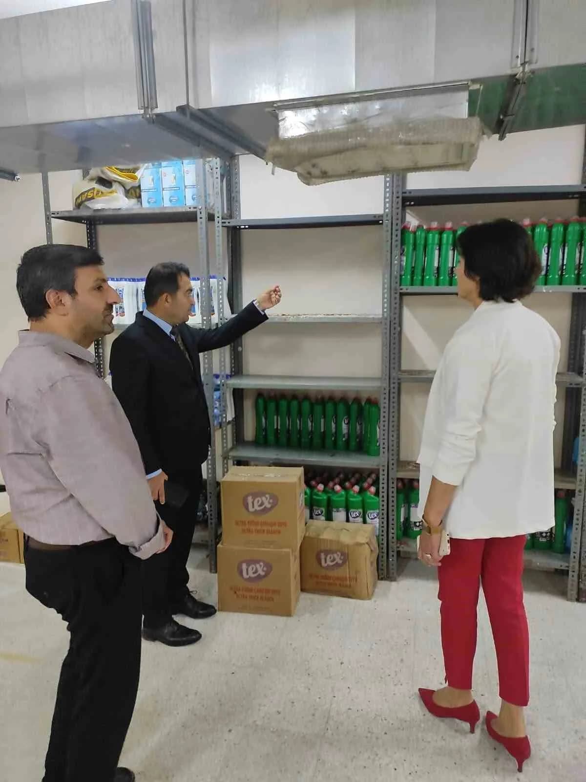 Bilecik Çocuk Evleri Sitesinde denetim yapan yetkililer yemekhane ve depoları inceliyor