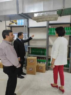Bilecik Çocuk Evleri Sitesinde denetim yapan yetkililer yemekhane ve depoları inceliyor