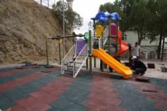 Bilecik kent merkezindeki çocuk parkında kauçuk zemin yenileme çalışması yapan belediye ekipleri