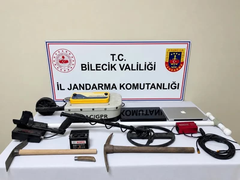 Bilecik Gölpazarı ilçesinde define arama operasyonu sırasında suçüstü yakalanan 4 kişi