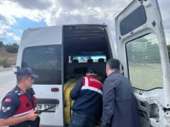 Bilecik’te jandarma ekipleri düzensiz göç uygulaması sırasında araç ve şahıs kontrolü yapıyor