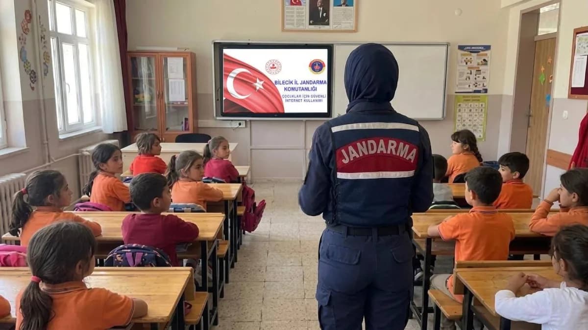Bilecik İl Jandarma Komutanlığı ekipleri öğrencilere güvenli internet kullanımı hakkında bilgilendirme yapıyor