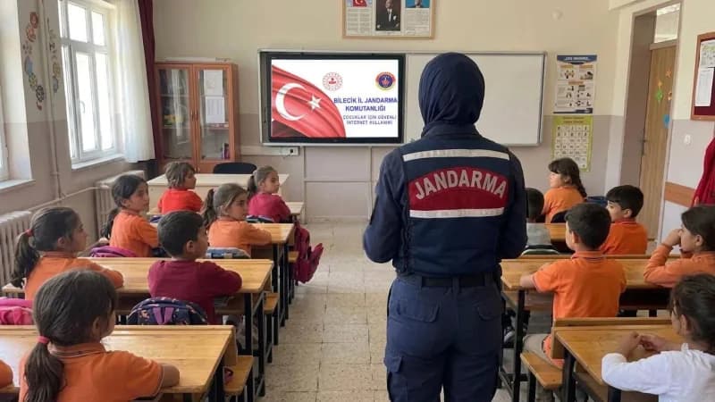 Bilecik İl Jandarma Komutanlığı ekipleri öğrencilere güvenli internet kullanımı hakkında bilgilendirme yapıyor