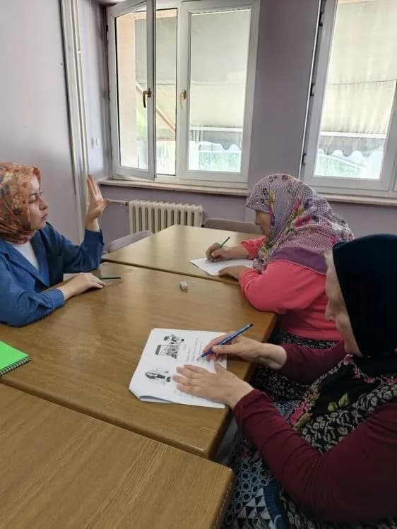Bilecik Aile ve Sosyal Hizmetler İl Müdürlüğü'ne bağlı Bilecik Huzurevi'nde kalan sakinlere yönelik açılan Okuma-yazma K