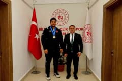 Bilecik Gençlik ve Spor İl Müdürü Ramazan Demir, Avrupa şampiyonu Mikail Zaloğlu ve antrenörü Serkan Can ile bir arada