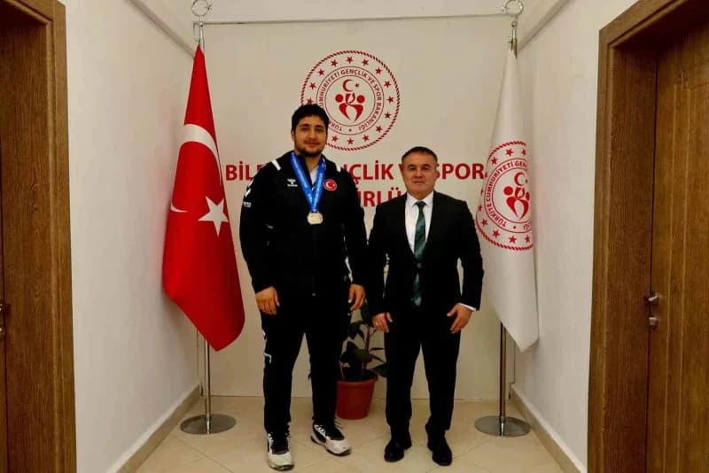 Bilecik Gençlik ve Spor İl Müdürü Ramazan Demir, Avrupa şampiyonu Mikail Zaloğlu ve antrenörü Serkan Can ile bir arada