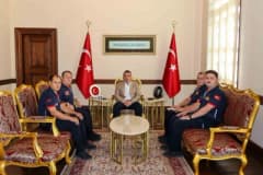 Bilecik Valisi Faik Oktay Sözer itfaiye personeliyle makamında görüşüyor
