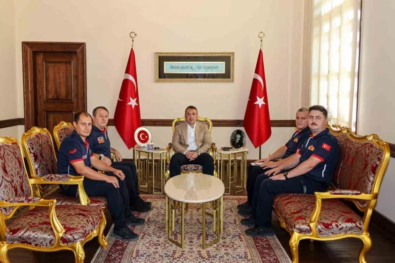 Bilecik Valisi Faik Oktay Sözer itfaiye personeliyle makamında görüşüyor