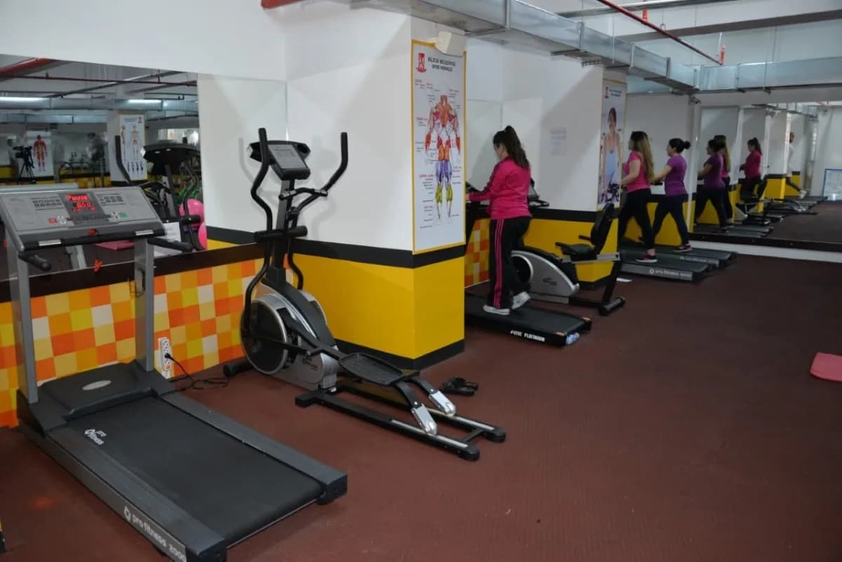 Bilecik Kadın Spor ve Yaşam Merkezi'nin spor salonunda egzersiz yapan kadınlar
