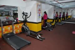 Bilecik Kadın Spor ve Yaşam Merkezi'nin spor salonunda egzersiz yapan kadınlar