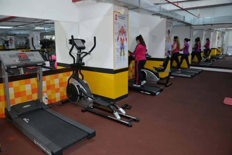 Bilecik Kadın Spor ve Yaşam Merkezi'nin spor salonunda egzersiz yapan kadınlar