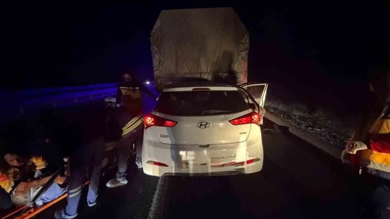 Bilecik Bozüyük'te kamyon ve otomobilin çarpıştığı trafik kazası sonrası olay yeri