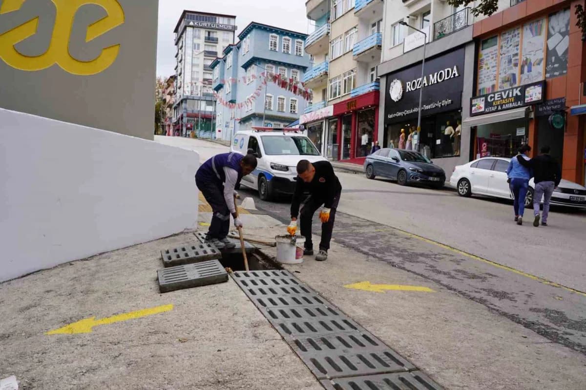 Bilecik'te belediye ekipleri mazgallarda temizlik çalışması yaparken