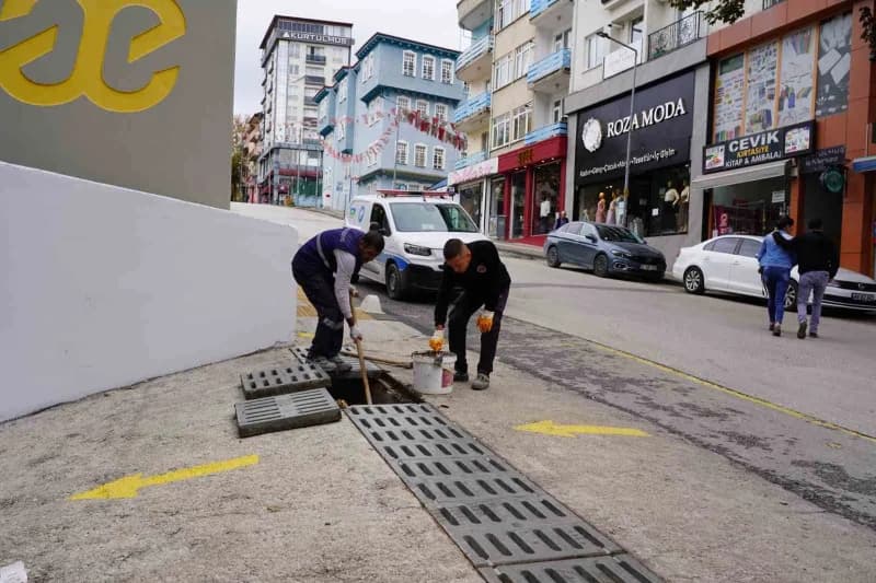 Bilecik'te belediye ekipleri mazgallarda temizlik çalışması yaparken