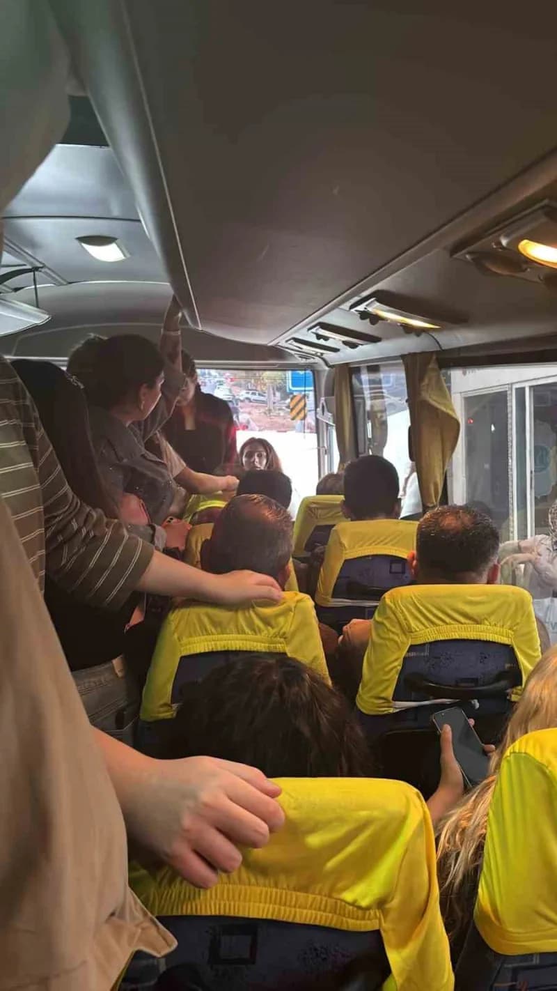 Bilecik-Osmaneli seferinde aşırı yolcu doluluğu nedeniyle kalabalık midibüs içi