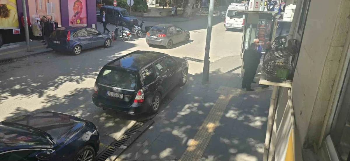 Minibüs durağına park eden duyarsız sürücü tepkilere neden oldu
