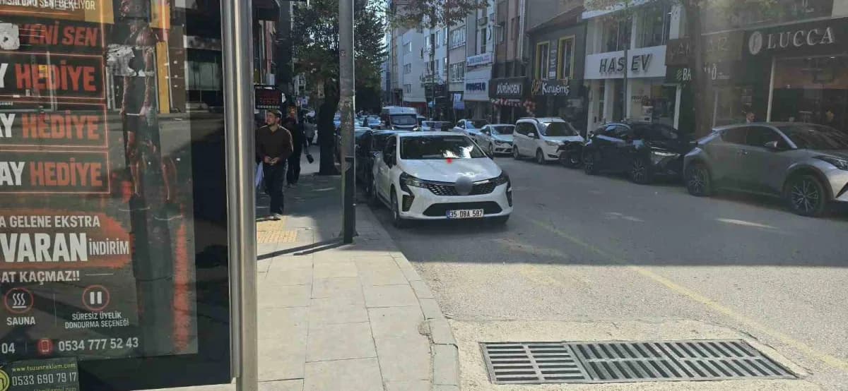 Bilecik Tevfikbey Caddesi'nde minibüs sürücülerine ayrılan park alanı ve çevresi