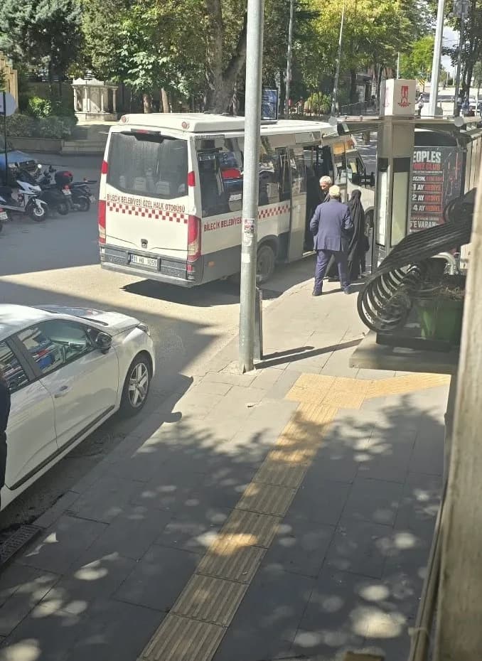 Bilecik'te minibüs sürücülerine ayrılan yere park eden duyarsız sürücüye şoförler tepki gösterdi.