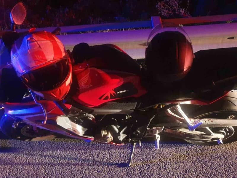 Bilecik Pazaryeri ilçesinde motosiklet bariyere çarptı, kazada 2 kişi yaralandı