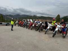 Bilecik'te motosiklet sürücülerine verilen trafik eğitimi sırasında kask ve koruyucu ekipman kullanımı anlatılıyor