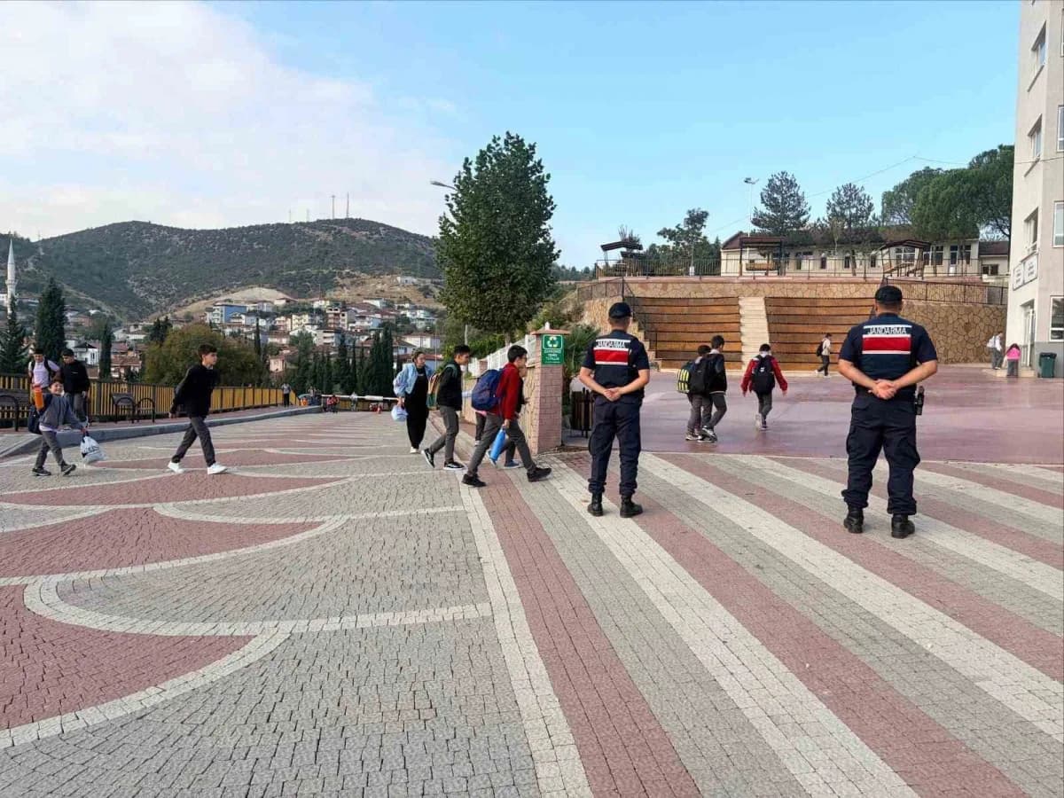 Bilecik'te okul çevresinde jandarma ekiplerinin yaptığı denetim görüntüsü