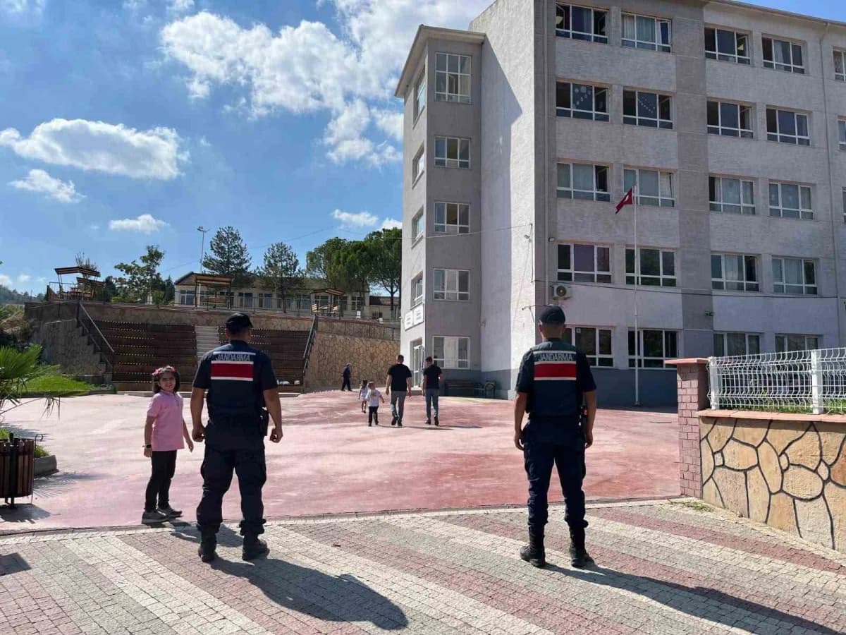 Bilecik’te okul çevrelerinde sıkı denetim: 397 şahıs kontrol edildi