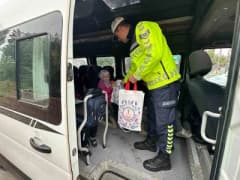 Bilecik'te jandarma ekipleri okul çevresi ve servis araçlarını denetlerken