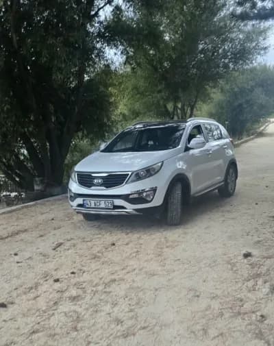 Bilecik Pelitözü Gölet yürüyüş yolunda park eden otomobil ve çevresi