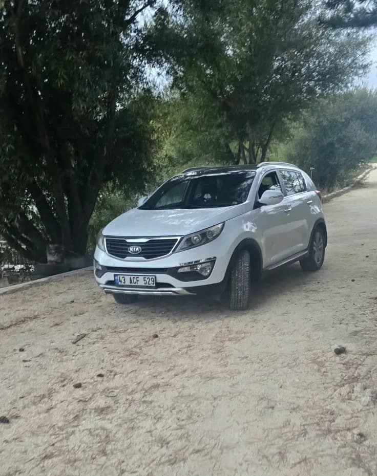Bilecik Pelitözü Gölet yürüyüş yolunda park eden otomobil ve çevresi
