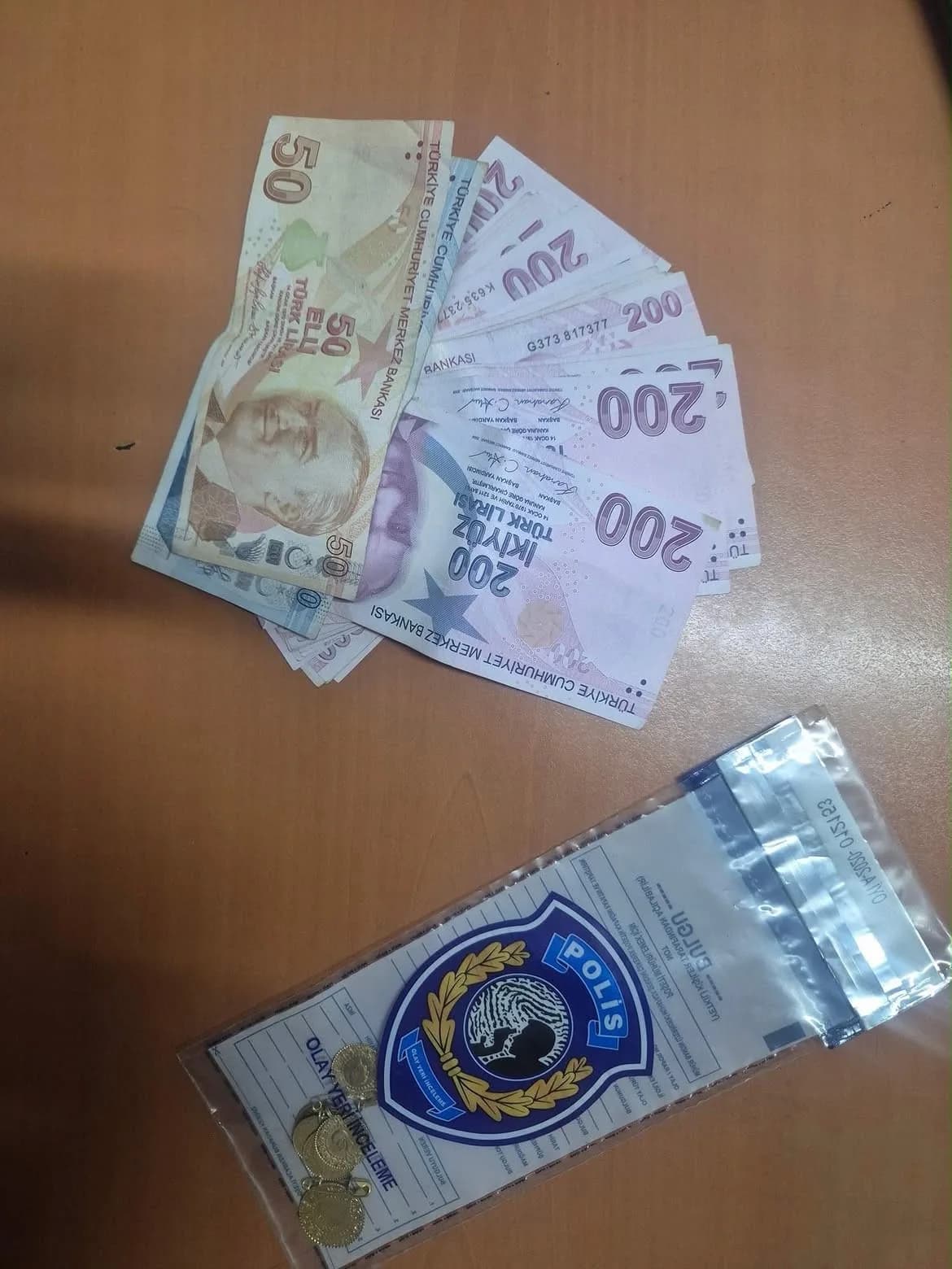 "Adınıza kredi çekildi" dedi, 6 bilezik ve altınları aldı